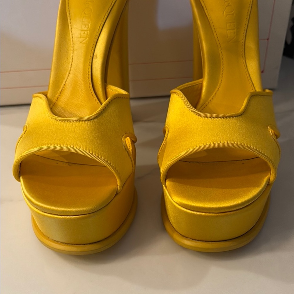 In box like new Alexander McQueen sunflower 🌻 Yellow Women's platform Sandals 39 - Picture 3 of 14